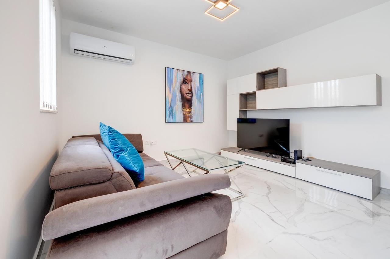 Stylish 2Br Apartment In Central St Julians San Ġiljan Kültér fotó
