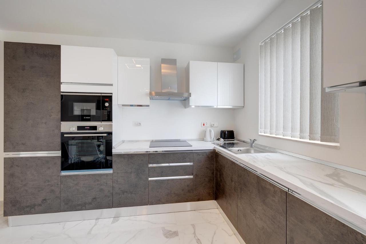 Stylish 2Br Apartment In Central St Julians San Ġiljan Kültér fotó