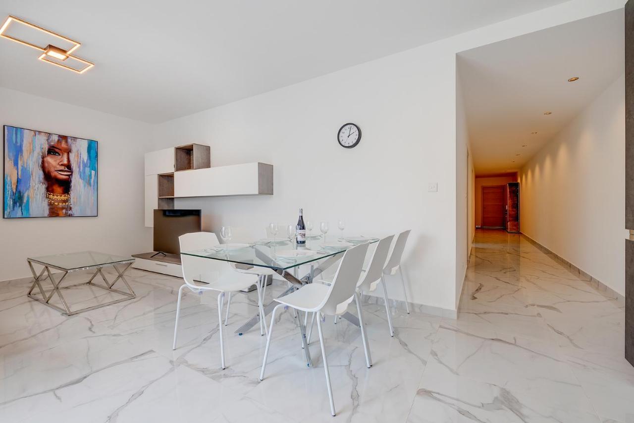 Stylish 2Br Apartment In Central St Julians San Ġiljan Kültér fotó