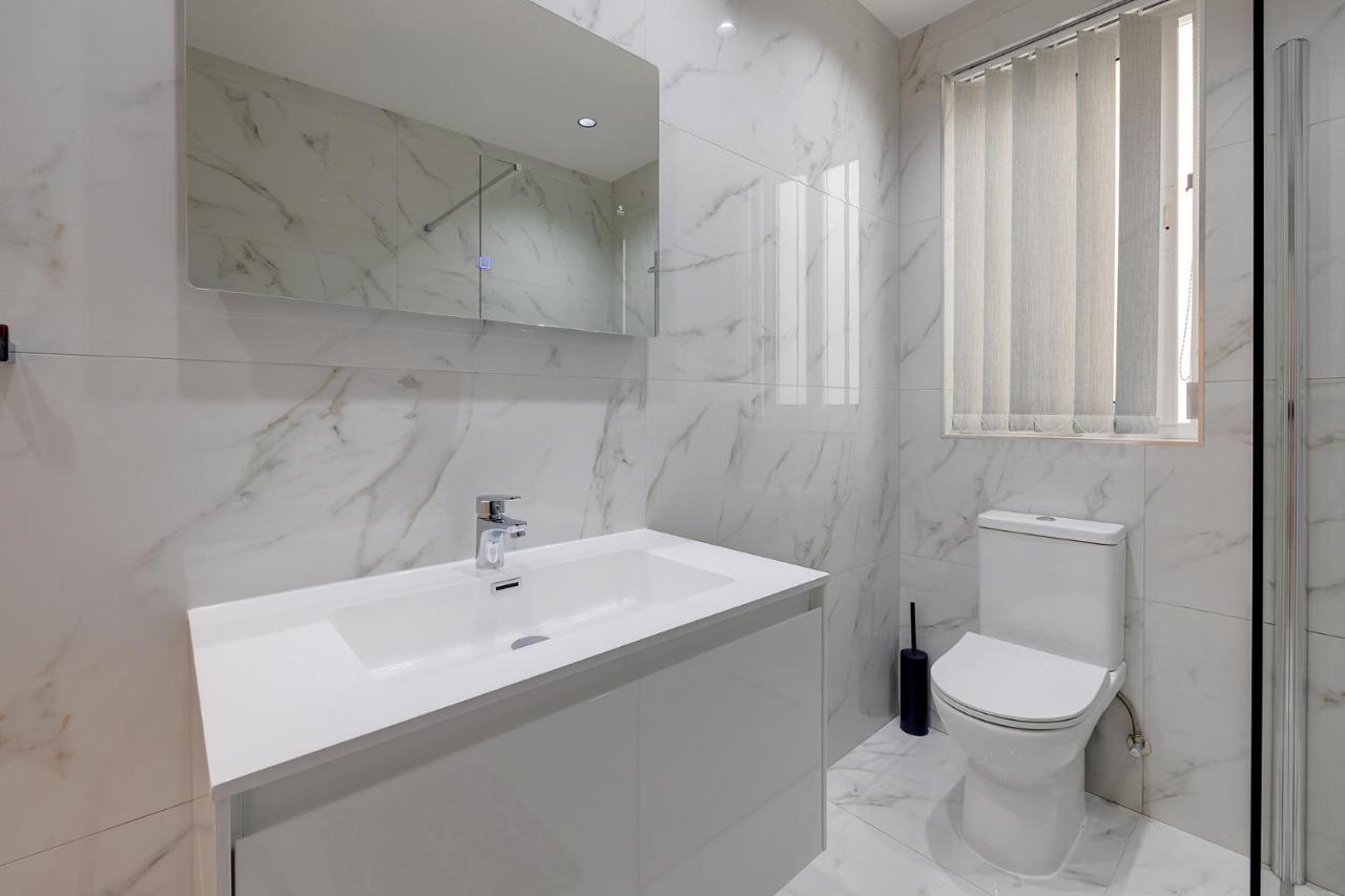 Stylish 2Br Apartment In Central St Julians San Ġiljan Kültér fotó